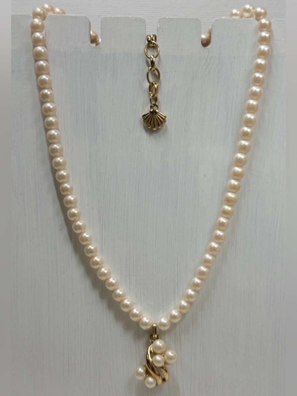 Richelieu classic pearl & gold tone pendant necklace Women’s costume jewelry